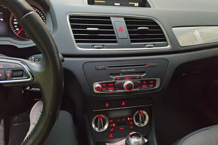 Audi Q3 2014 car image #17