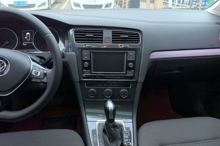 Volkswagen Golf 2018 car image #17
