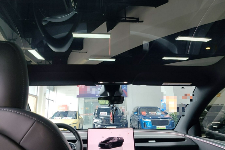 Tesla Model Y 2025 #18 Tesla Model Y 2025 car image #18