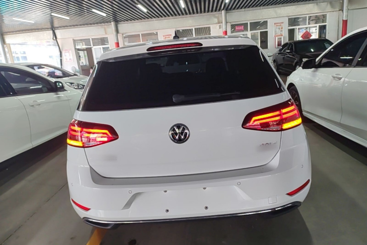 Volkswagen Golf 2019 car image #6