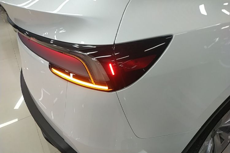 Tesla Model Y 2025 #8 Tesla Model Y 2025 car image #8
