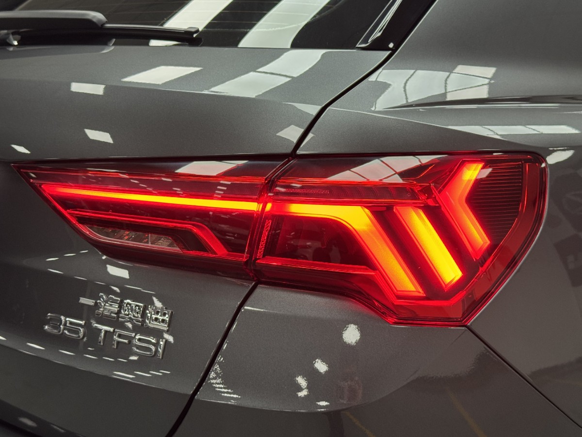 Audi Q3 2021 car image #21