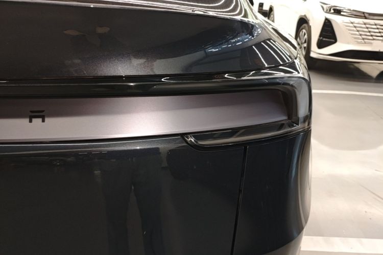 Tesla Model Y 2025 #8 Tesla Model Y 2025 car image #8