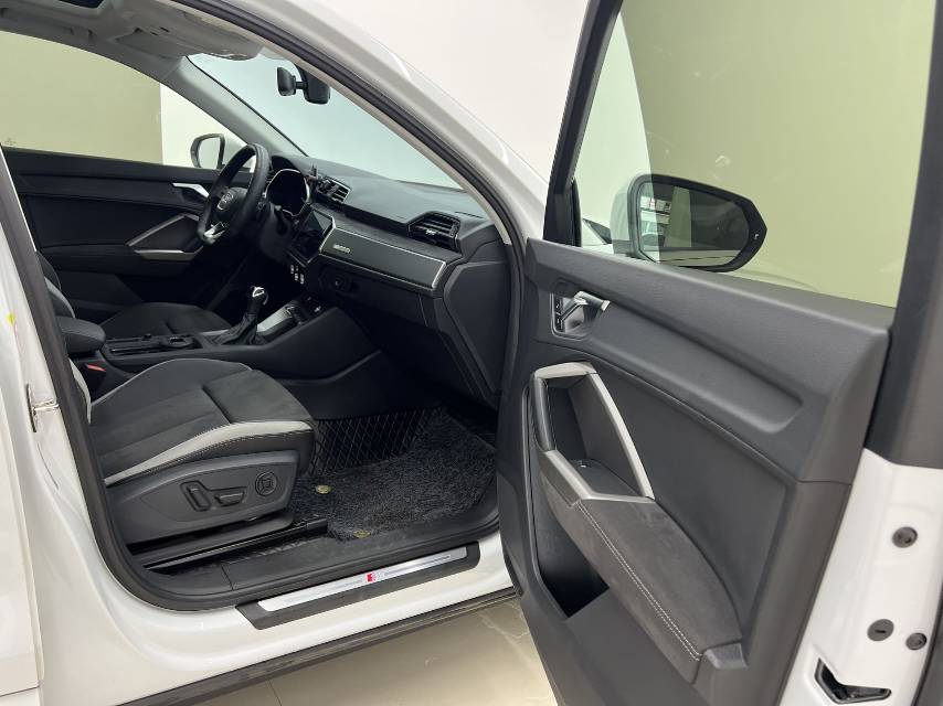 Audi Q3 2022 car image #10
