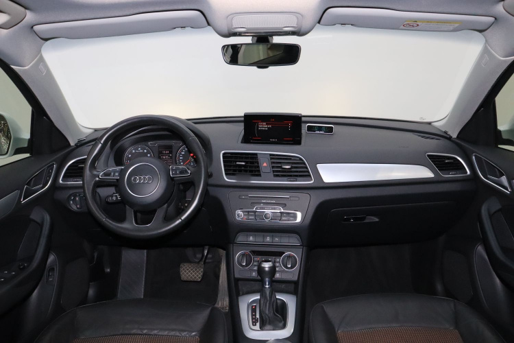 Audi Q3 2018 car image #11