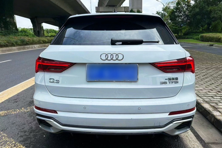 Audi Q3 2024 car image #9