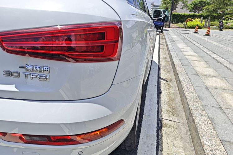 Audi Q3 2018 car image #8