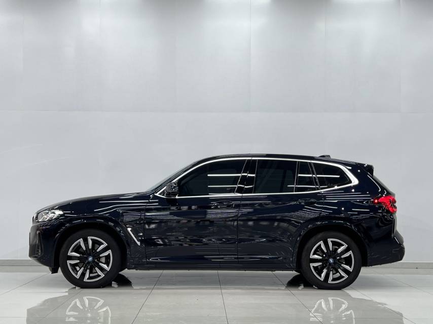 BMW iX3 2024 car image #8