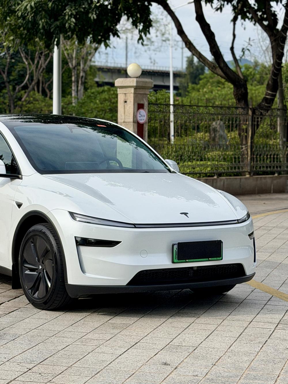 Tesla Model Y 2025 #6 Tesla Model Y 2025 car image #6