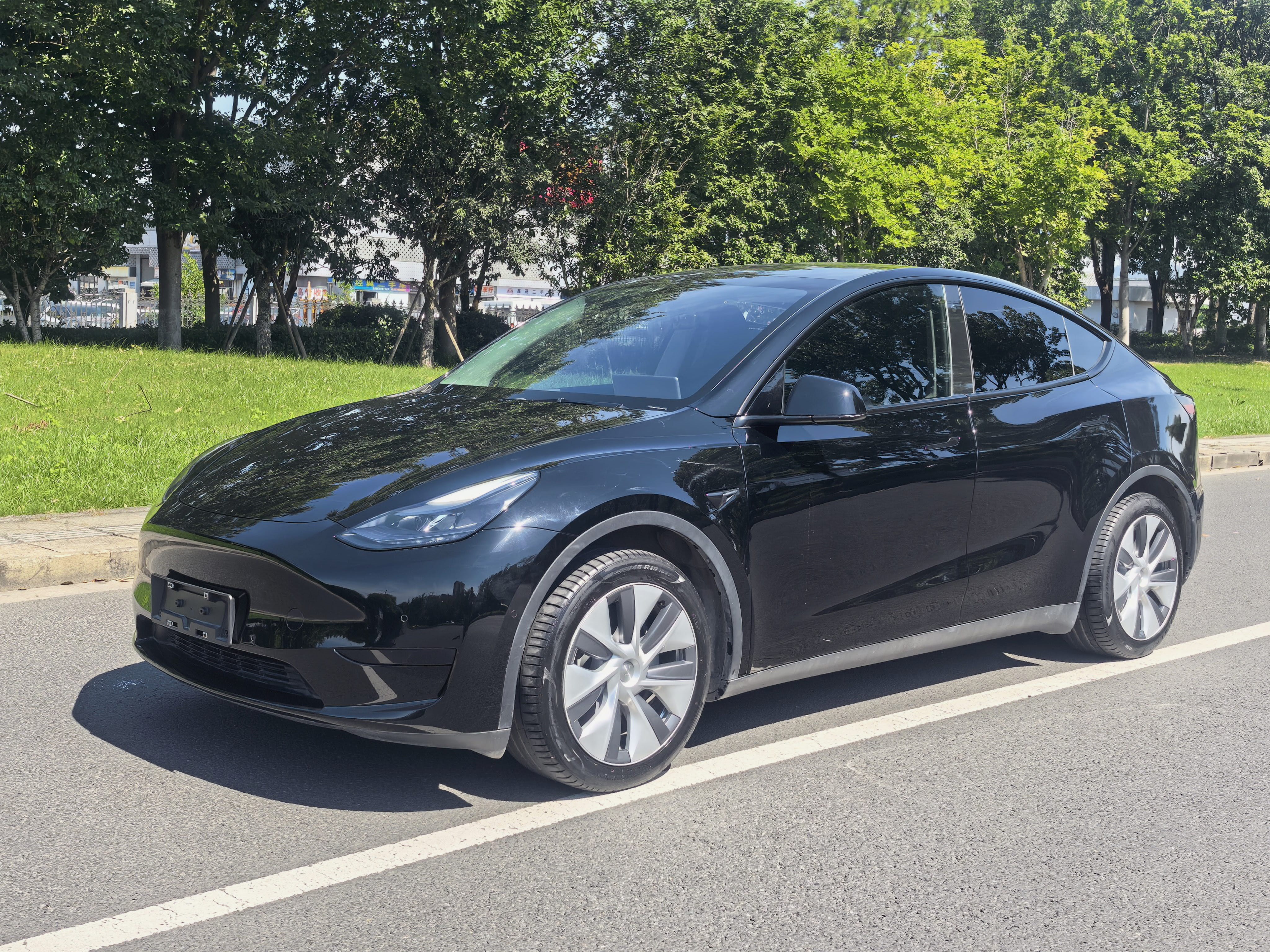 Tesla Model Y 2023 #2 Tesla Model Y 2023 car image #2
