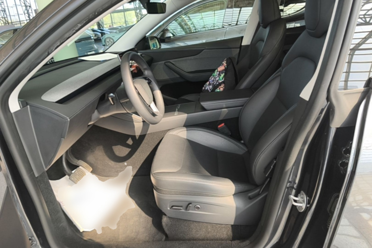 Tesla Model Y 2025 car image #15