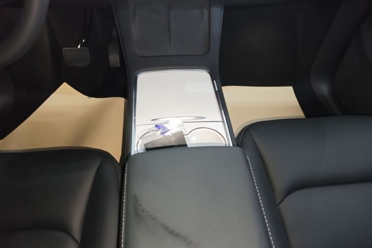 Tesla Model Y 2025 car image #18