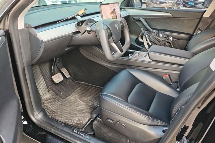 Tesla Model Y 2024 car image #15