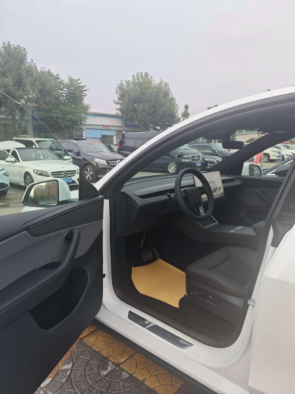 Tesla Model Y 2026 #6 Tesla Model Y 2026 immagine di auto #6