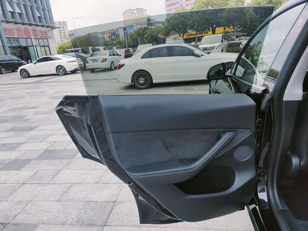Tesla Model Y 2021 car image #25