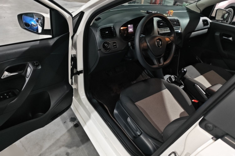 Volkswagen Polo 2016 car image #16