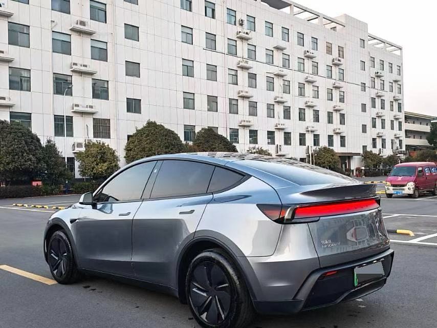 Tesla Model Y 2025 #8 Tesla Model Y 2025 car image #8