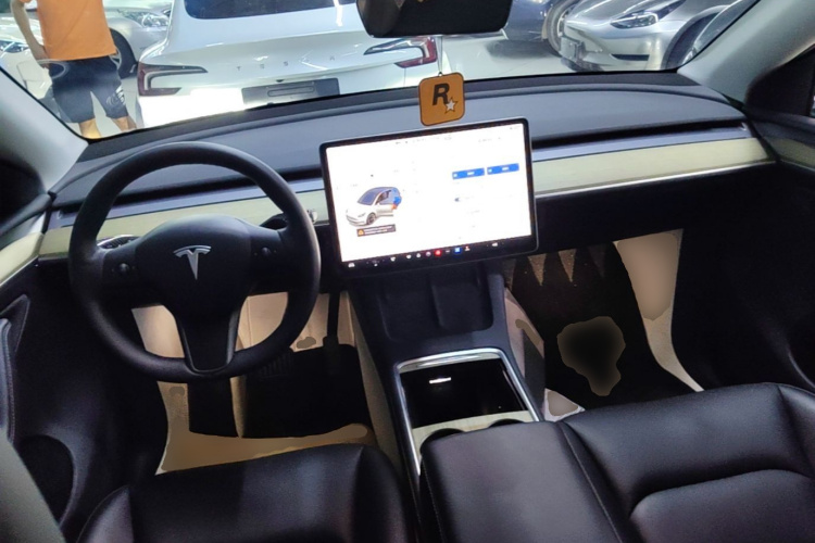 Tesla Model Y 2023 car image #11