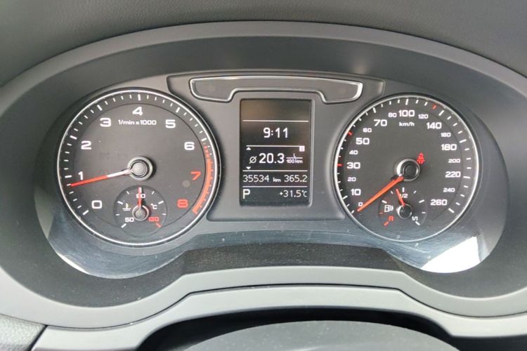 Audi Q3 2018 car image #21