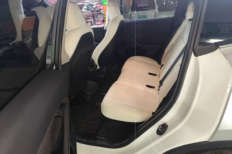 Tesla Model Y 2023 car image #17