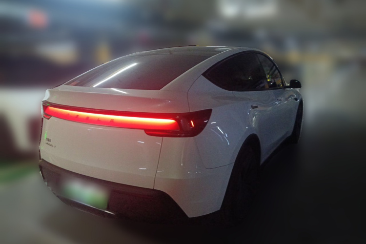 Tesla Model Y 2025 #5 Tesla Model Y 2025 car image #5