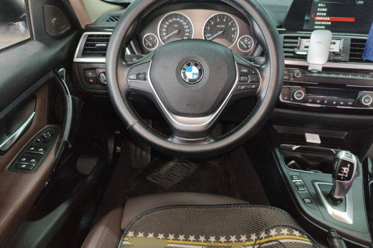 BMW 3 Series 2018 immagine di auto #11