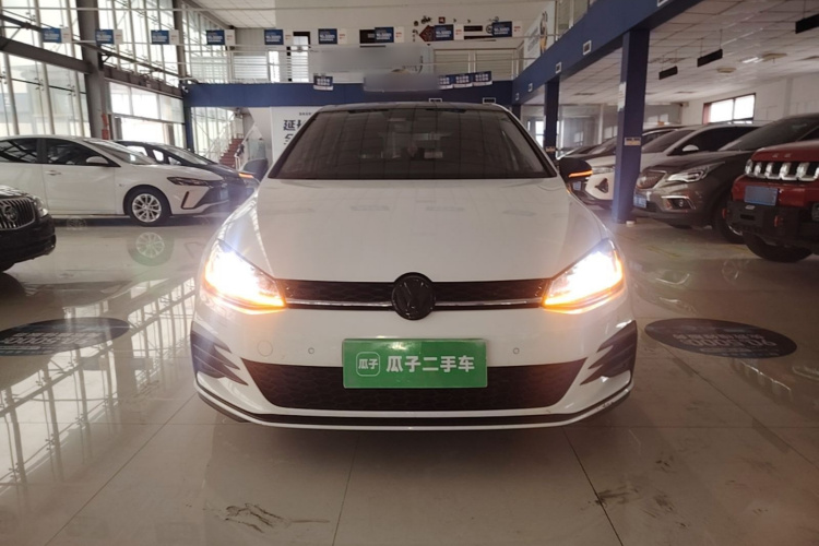 Volkswagen Golf 2018 car image #3