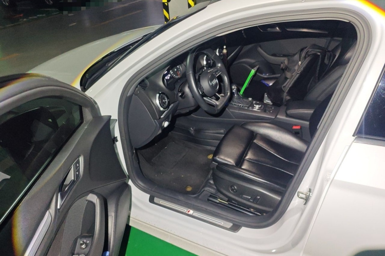 Audi A3 2019 car image #13