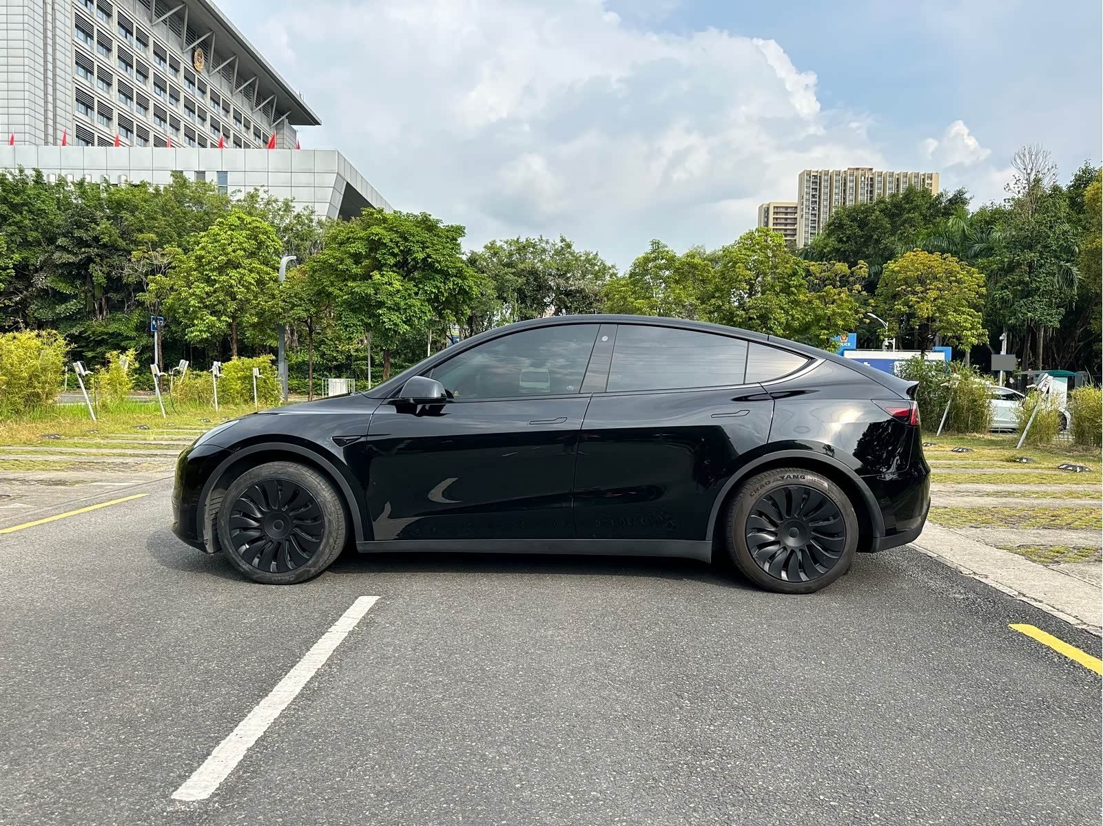 Tesla Model Y 2023 #2 Tesla Model Y 2023 car image #2