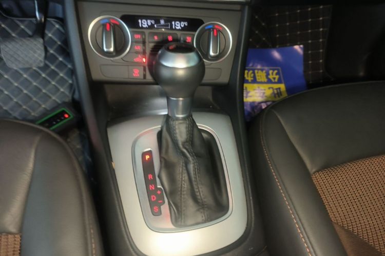 Audi Q3 2017 car image #14
