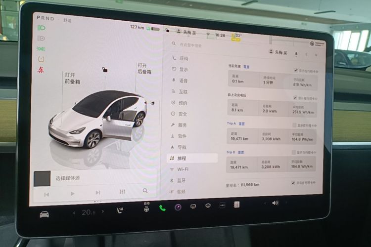 Tesla Model Y 2023 car image #12