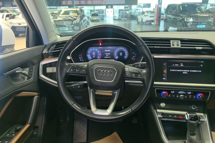 Audi Q3 2020 car image #11