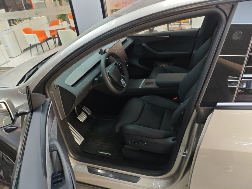 Tesla Model Y L 2025 car image #3