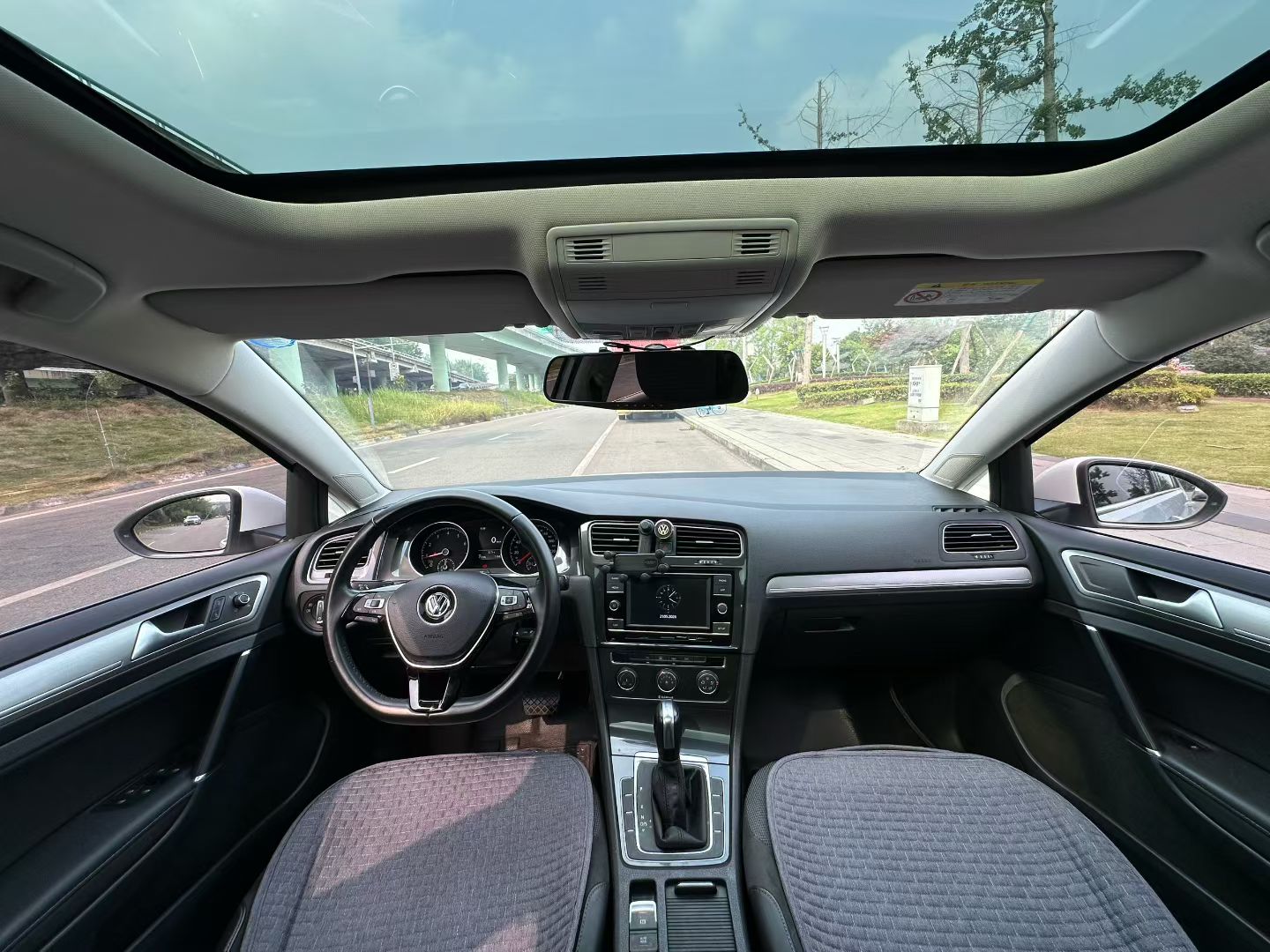 Volkswagen Golf 2018 car image #6