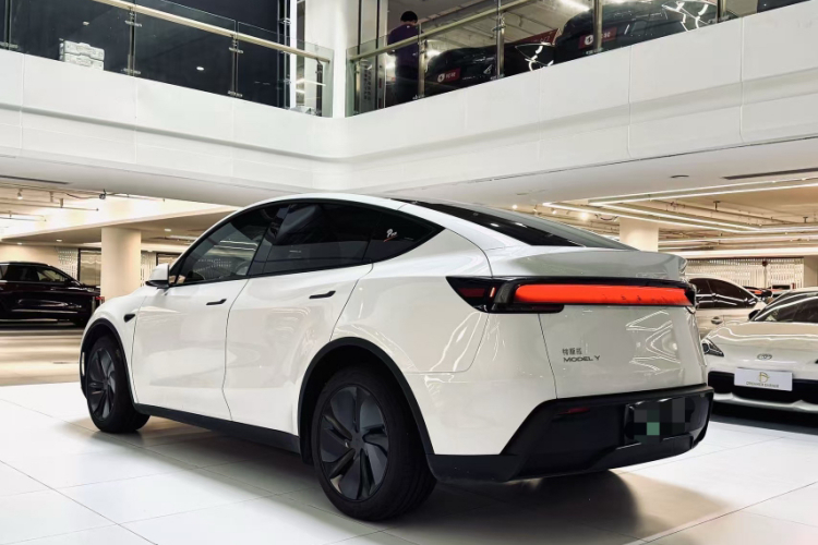 Tesla Model Y 2025 #8 Tesla Model Y 2025 immagine di auto #8