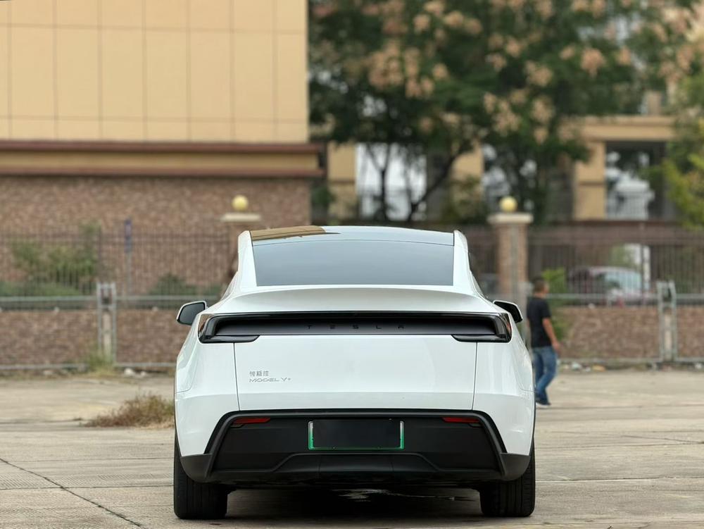 Tesla Model Y 2025 #5 Tesla Model Y 2025 car image #5