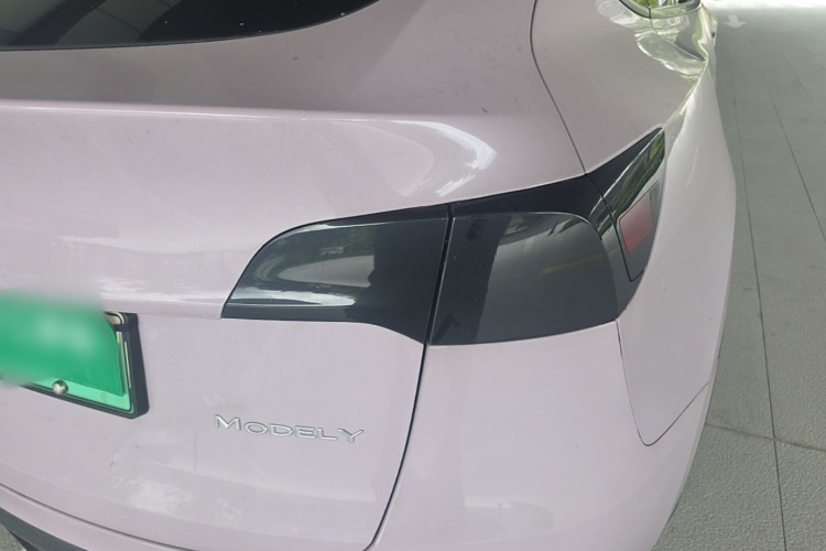 Tesla Model Y 2023 car image #8