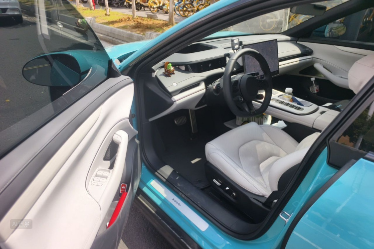 MI SU7 2024 immagine di auto #18