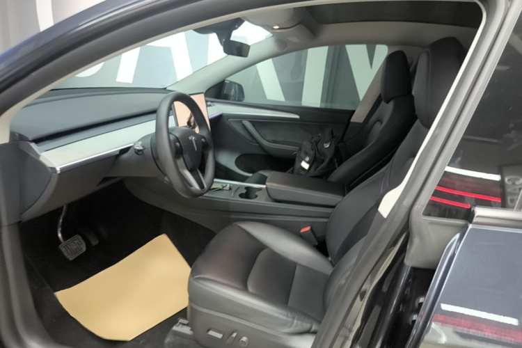 Tesla Model Y 2024 immagine di auto #15