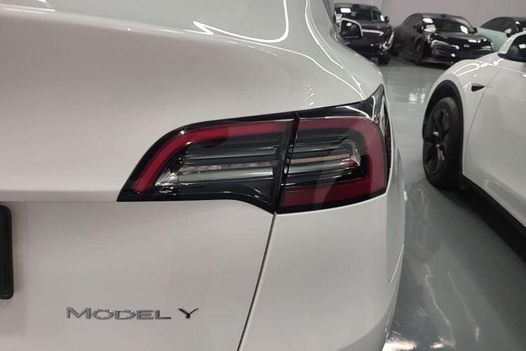 Tesla Model Y 2024 car image #8
