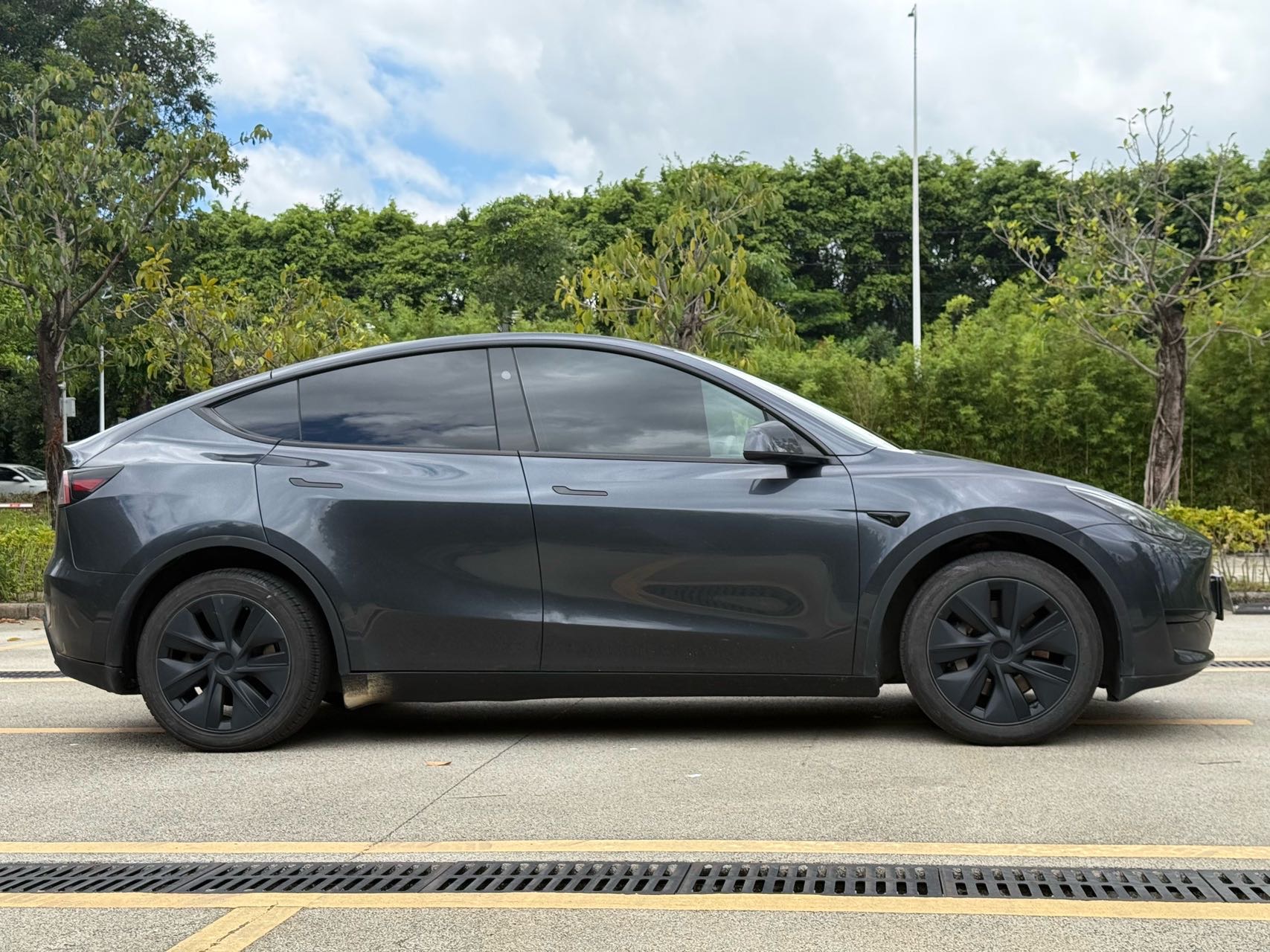 Tesla Model Y 2024 car image #13