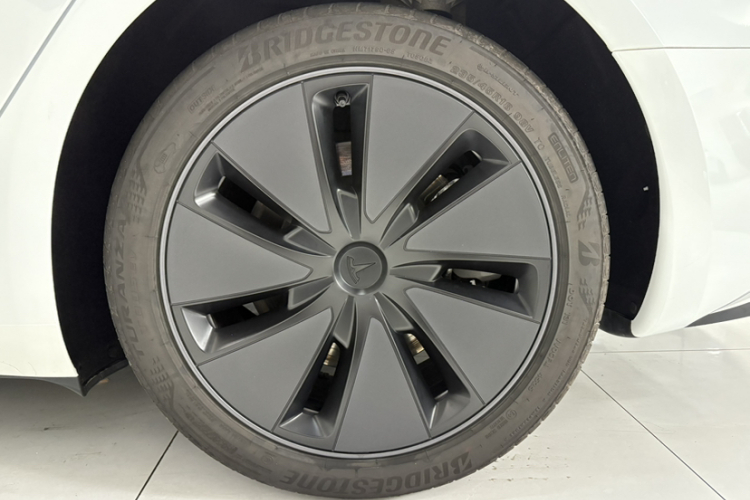 Tesla Model 3 2025 car image #3