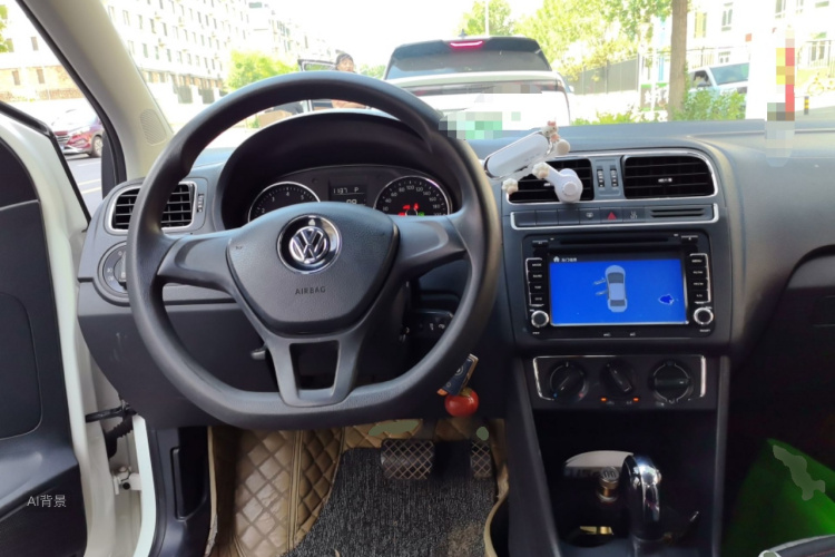 Volkswagen Polo 2015 car image #12