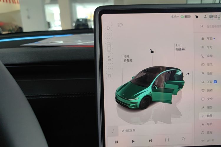 Tesla Model Y 2025 immagine di auto #14