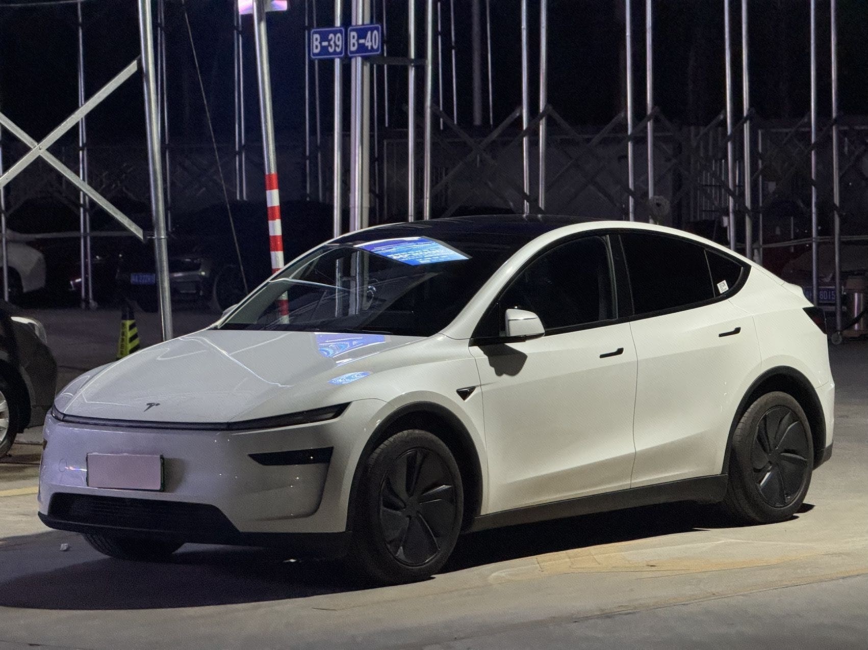 Tesla Model Y 2025 Tesla Model Y 2025 car image