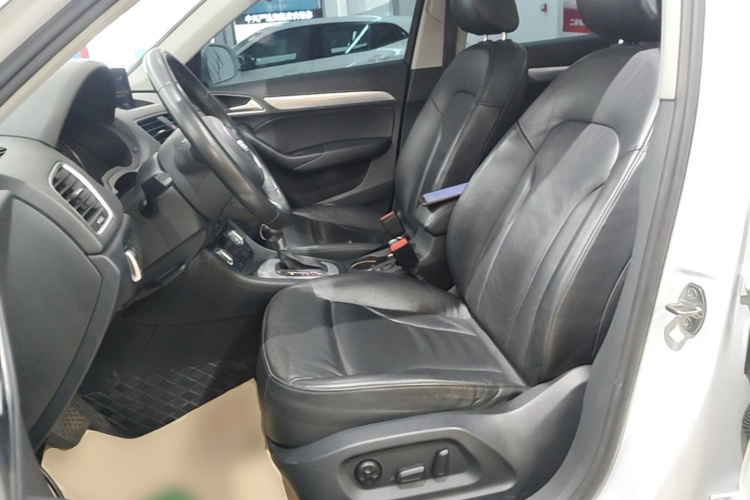 Audi Q3 2015 car image #15