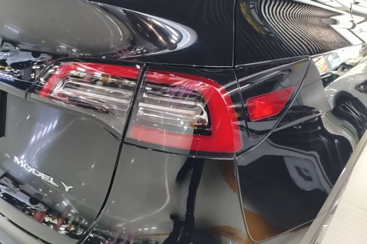 Tesla Model Y 2021 car image #8