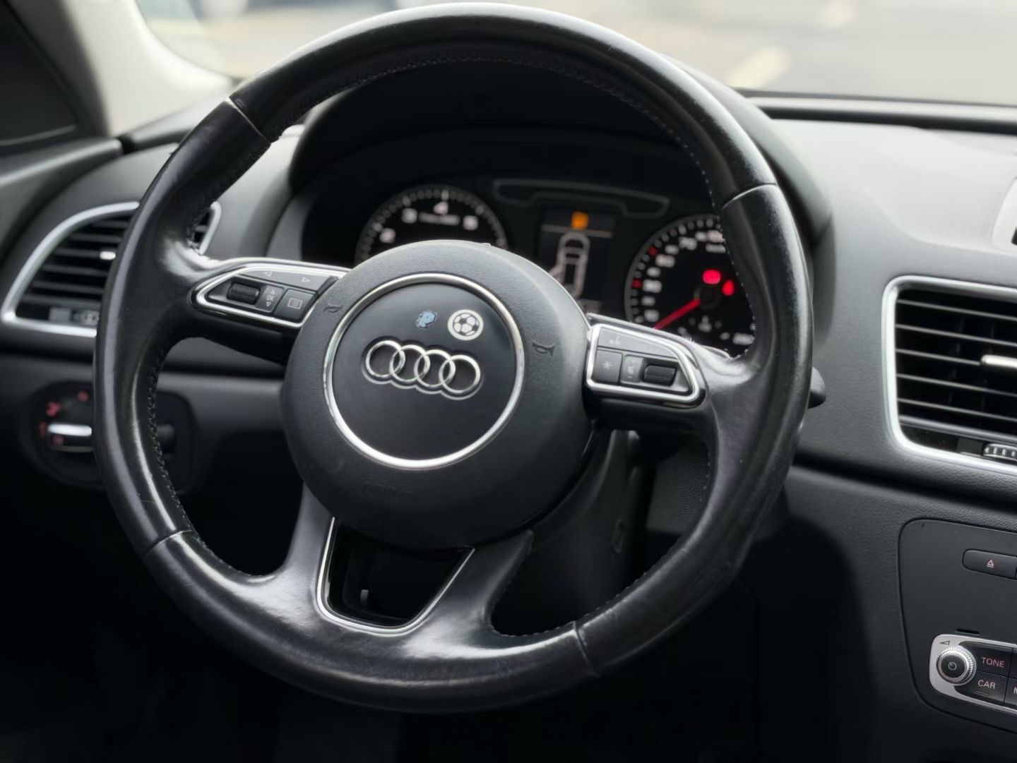 Audi Q3 2016 car image #7