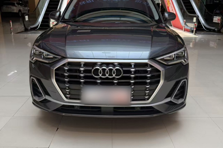 Audi Q3 2020 car image #8