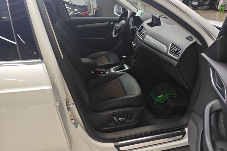 Audi Q3 2018 car image #24